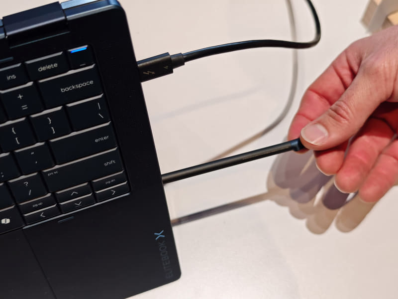 2in1型のHP EliteBook X Flip G2i、ペンを本体内部に格納して充電でき、30秒で2時間使える