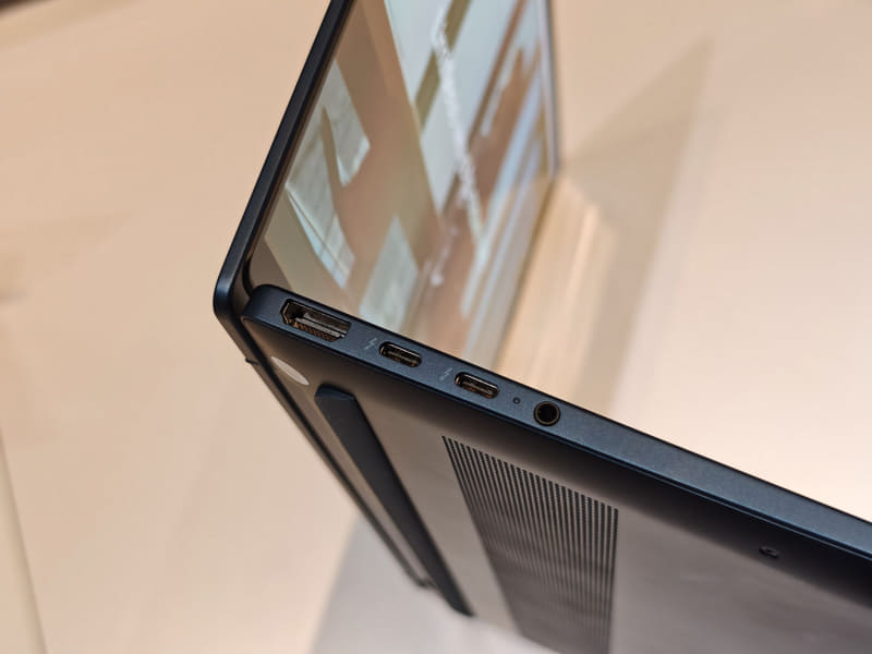 クラムシェル型の左右インターフェイス