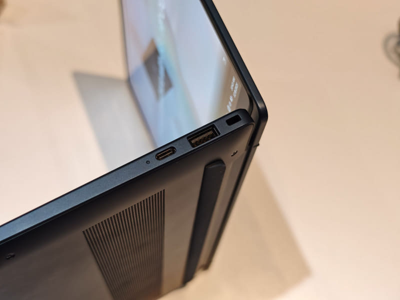 クラムシェル型の左右インターフェイス