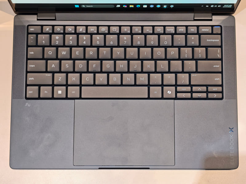 キーボードとタッチパッド