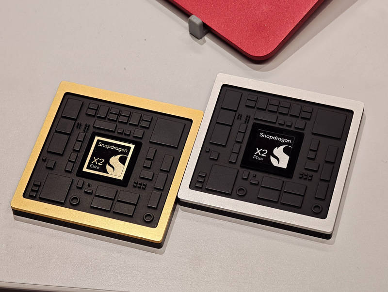 左がSnapdragon X2 Eliteのロゴ、右がSnapdragon X2 Plusのロゴ