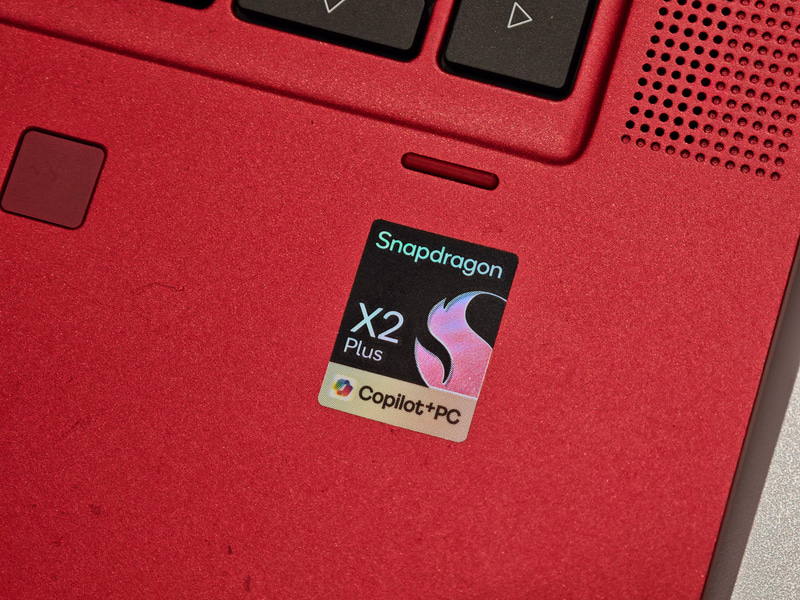 搭載PCに貼られるSnapdragon X2 PlusとCopilot+ PCのロゴマーク