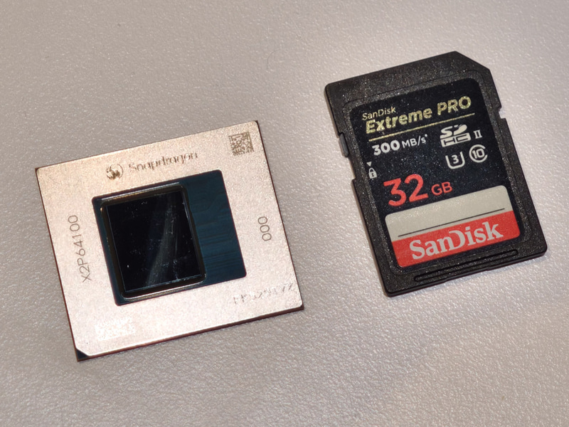 SDカードとのサイズ比較、Snapdragon X2 Eliteとはピン互換のパッケージ