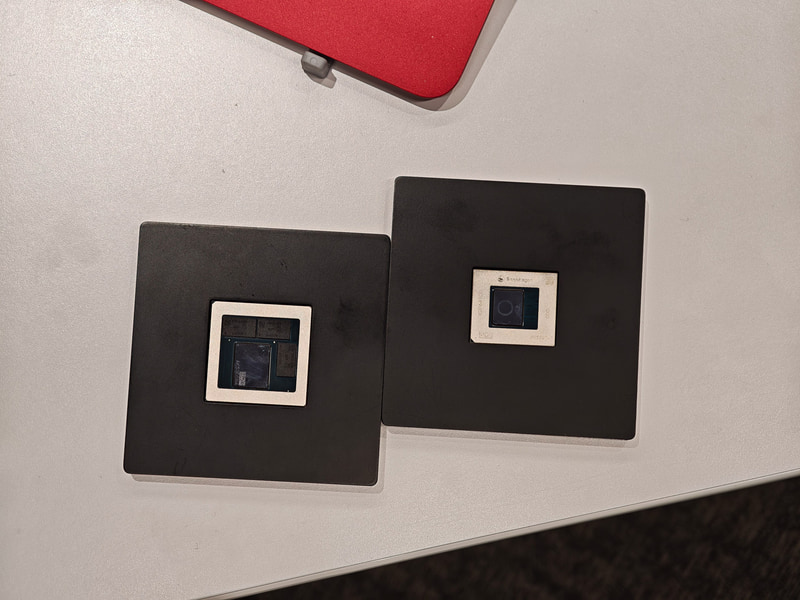 左がSnapdragon X2 Elite Extremeのパッケージ、一番大きなダイがSnapdragon X2 Elite Extreme/Elite共通のダイ(小さい3つのチップはDRAM)。右がSnapdragon X2 Plusのダイ。明らかにSnapdragon X2 Plusのダイは小さい