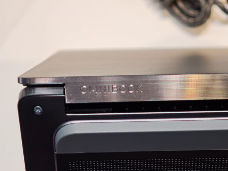 オーナメント部にOmniBookのロゴが入る