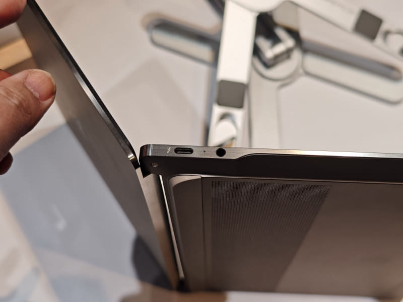 本体右側にはUSB Type-Cが2つ、左側に1つ用意されている