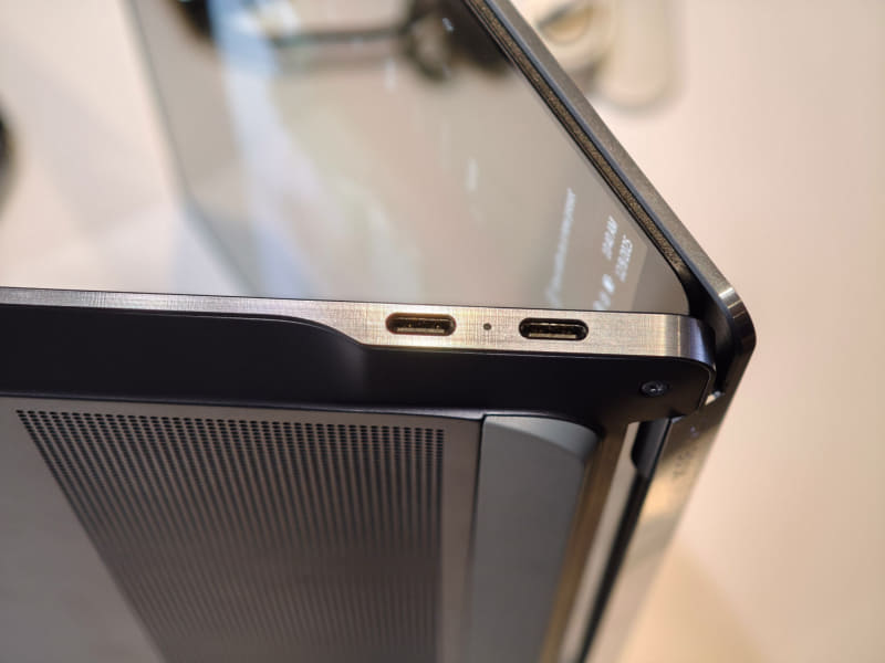 本体右側にはUSB Type-Cが2つ、左側に1つ用意されている