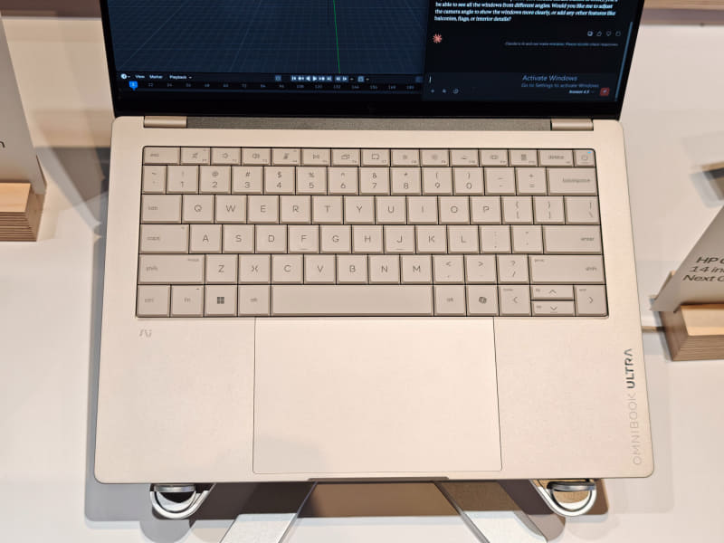 キーボードとタッチパッド