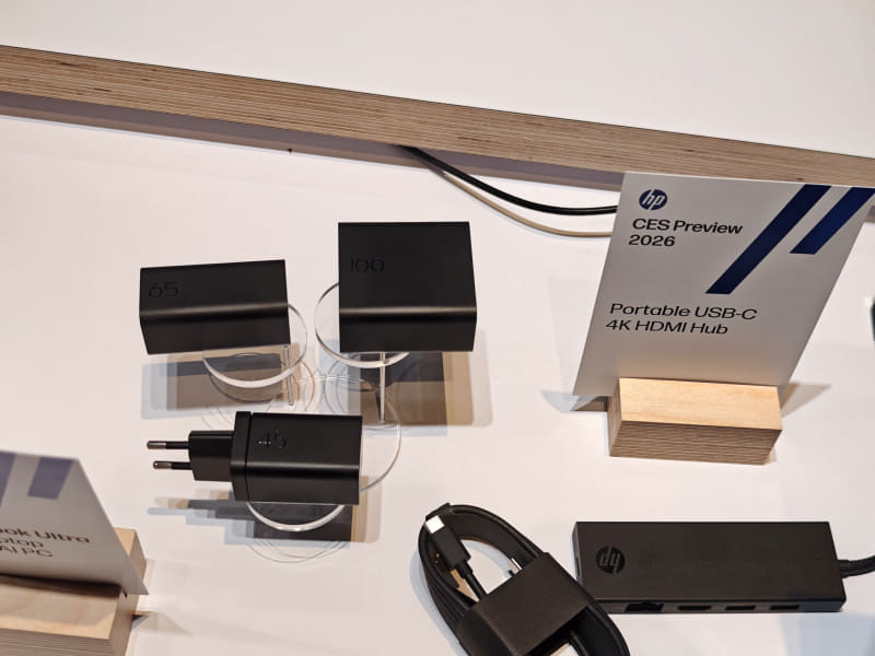 新しい小型のUSB ACアダプタも用意される