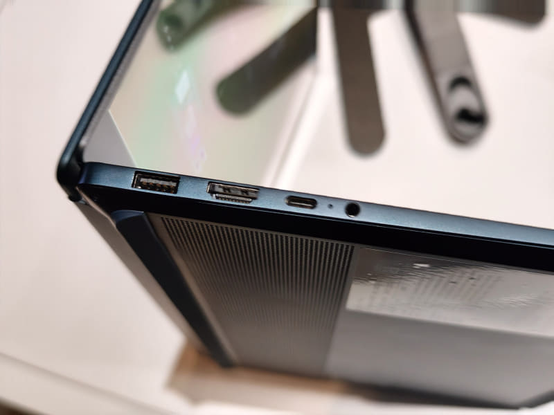 HP OmniBook X 14の左右ポート
