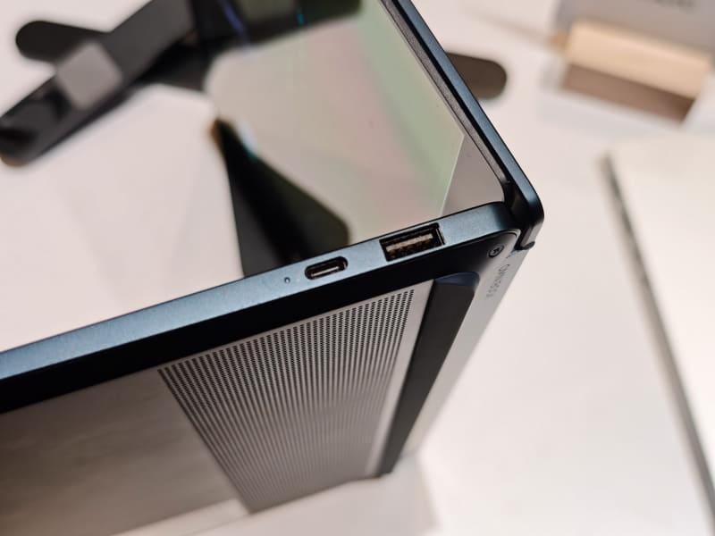 HP OmniBook X 14の左右ポート