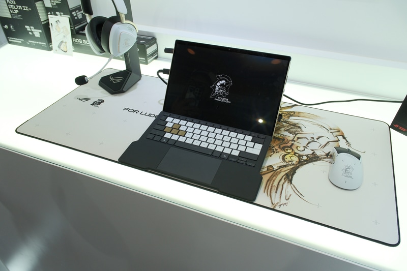 コラボ製品群。下に敷かれているのがScabbard II XXL-KJP