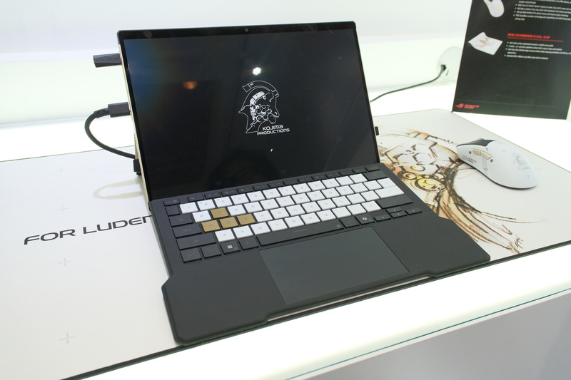 起動画面やユーティリティのArmory Crateも専用仕様