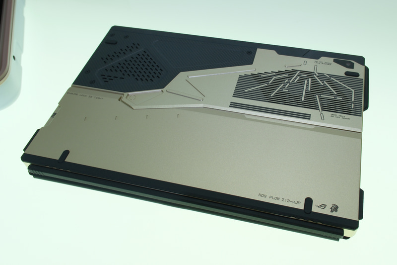 コラボデザインが施された外装