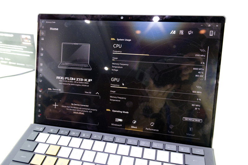 起動画面やユーティリティのArmory Crateも専用仕様