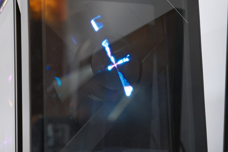 中でLED付きのファンが回転し、アニメーションなどを表示している