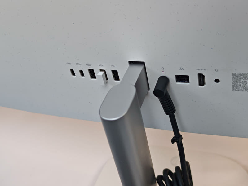 HP OmniStudio X 27の背面ポート