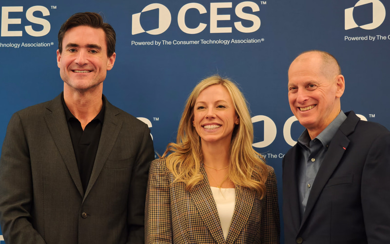 左からCTA 副会長 兼 展示会担当事業部長 ジョン・ケリー氏、CTA 会長 キンゼー・ファブリツィオ氏、CTA 上席副会長 兼 CEOのゲアリー・シャピーロ氏