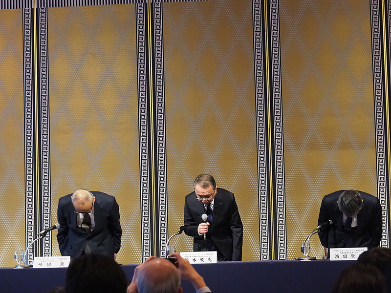 サイバー攻撃に関する記者会見で陳謝するアサヒグループホールディングスの幹部
