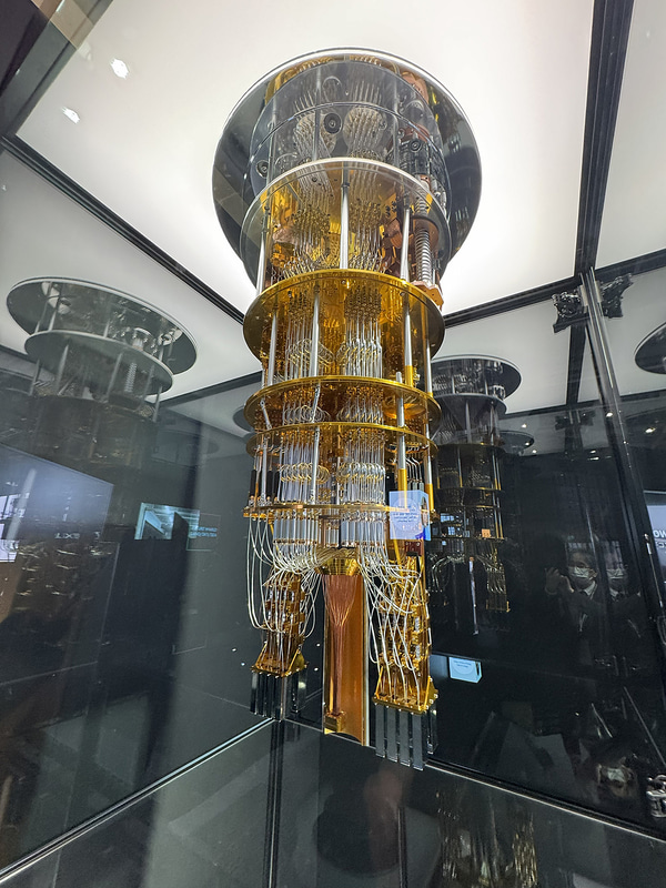 富士通がすでに稼働させている64量子ビットの量子コンピュータのモックアップ