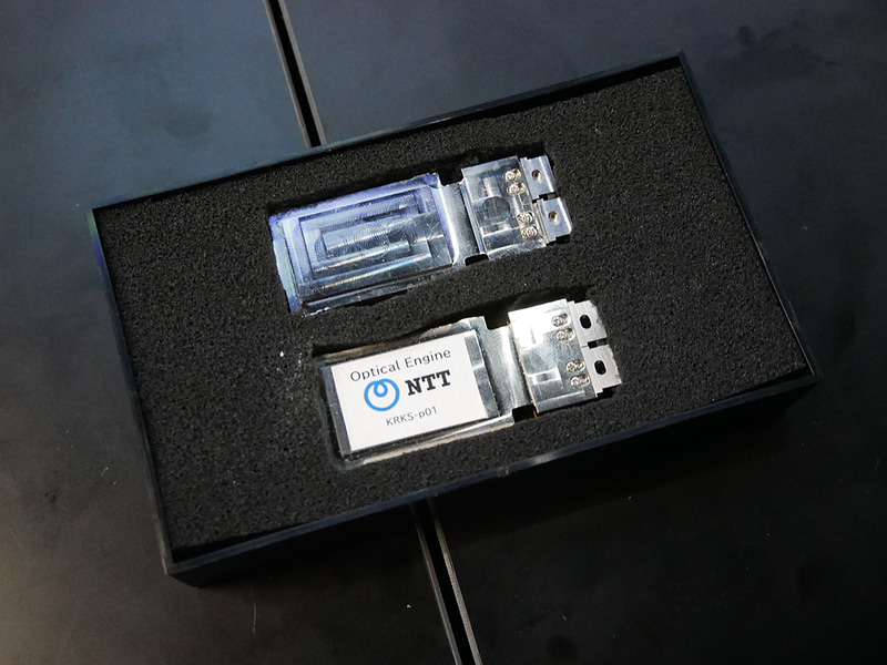 NTTが2026年に商用提供するPEC-2の光電融合デバイス。幅20mm程度の大きさだ