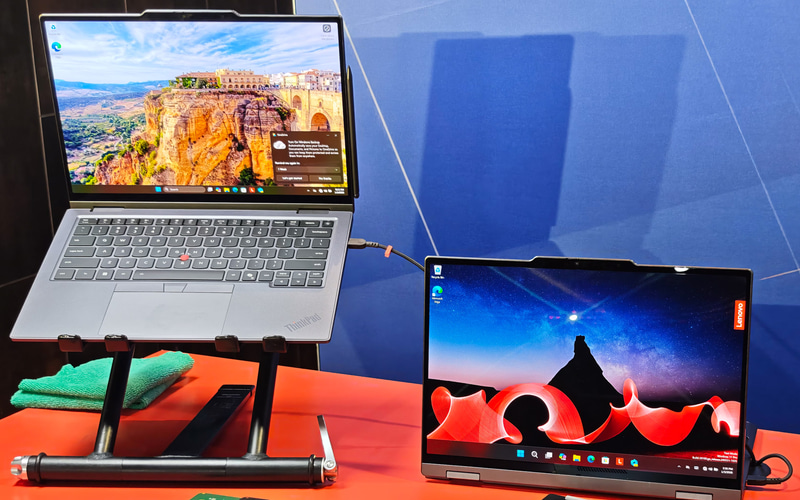 ThinkPad X1 2-in-1 Gen 11 Aura Edition、左がクラムシェルモードで、右がビューモード