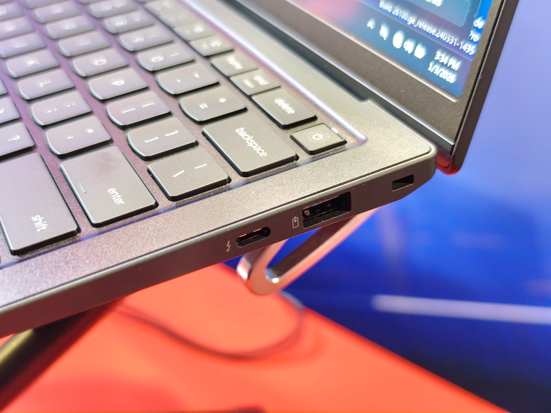 右側ポートにもThunderbolt 4が1つ追加されている