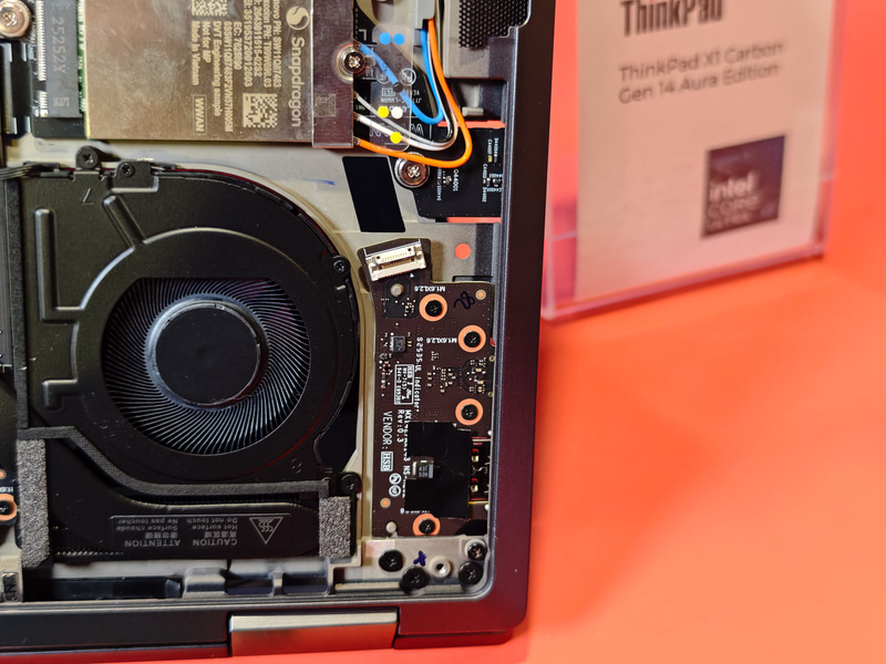 右側面のUSB Type-Cはドーターボードにより実現されている