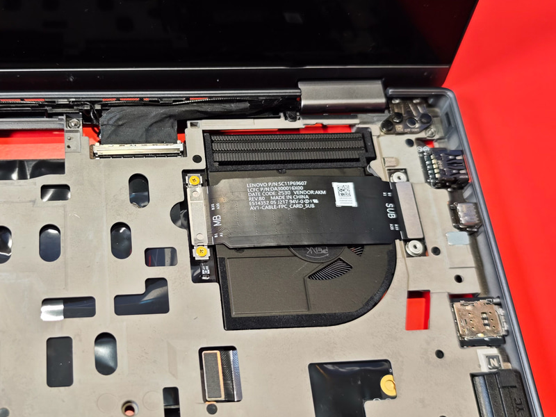 メインの基板からドーターボードへはフレキケーブルを経由してデータが転送されている