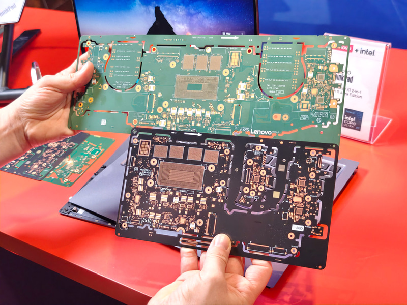 旧型のPCB(上)に比べて本年型のPCBは両面実装になっていることで小さくなっている