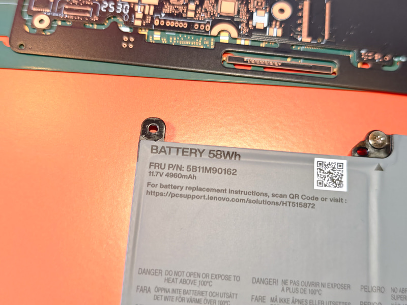 バッテリは58Whと旧型の57Whからほんのわずかだが増えている