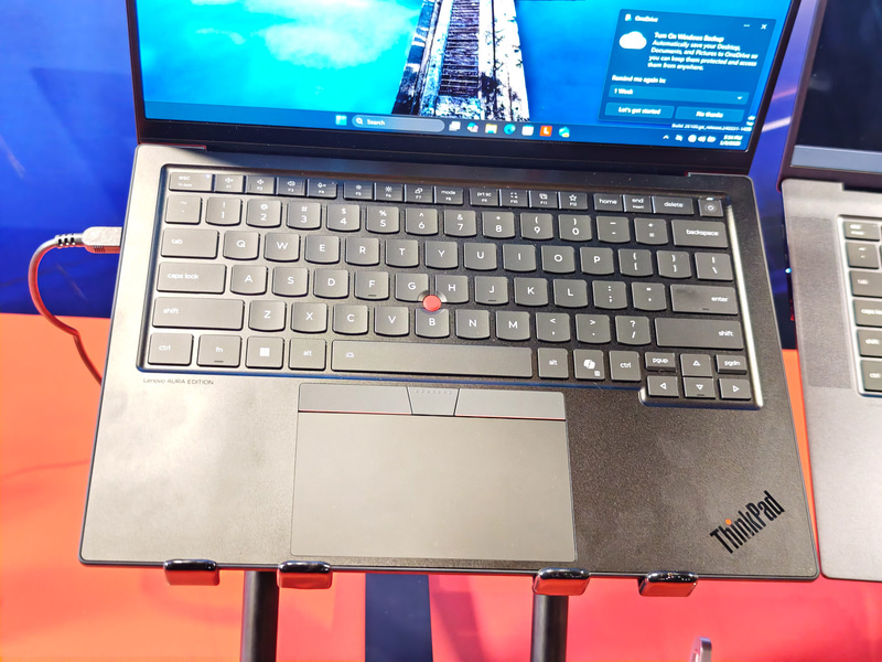 TrackPointのボタンが用意されているThinkPad X1 Carbon Gen 14のタッチパッド、タッチパッド自体も大きくなっている
