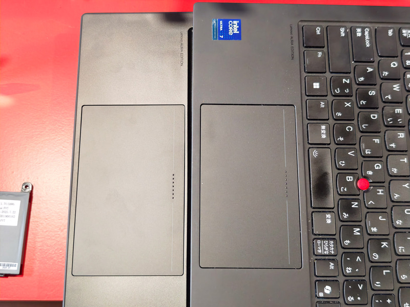 右側が従来モデルのThinkPad X1 Carbon Gen 13のクリックパッド、左はThinkPad X1 Carbon Gen 14のクリックパッド。Gen 14のクリックパッドが大きくなっていることが分かる