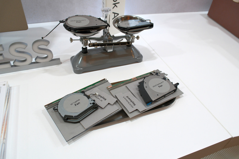 ほかの16型ノートで使われるファンとの比較。冷却機構も軽量化を図っている