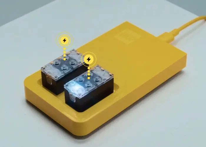 スマートブロックの充電には、コイルによるワイヤレス式を採用