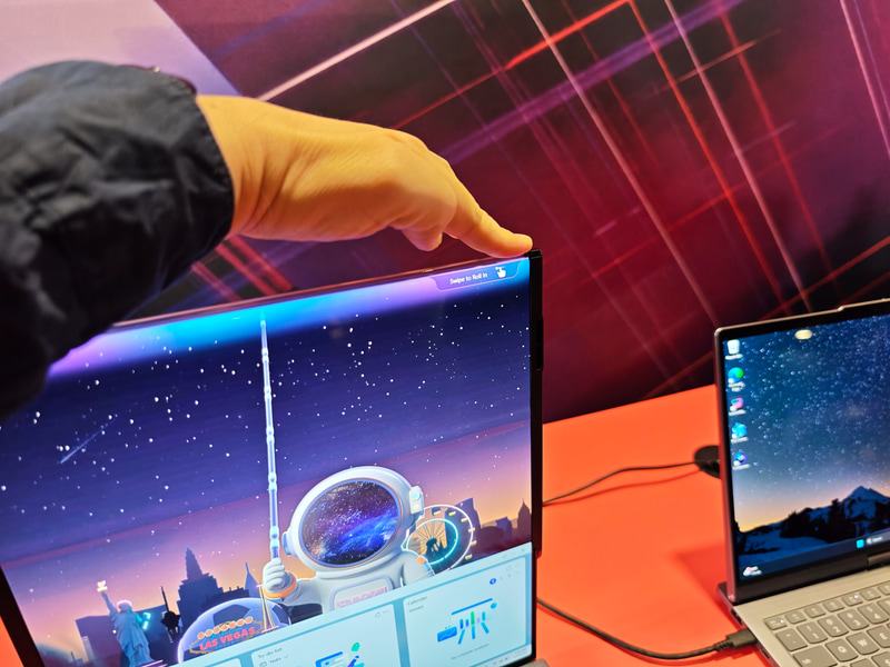 ディスプレイの上部を触るとスイッチが表示され、それをスワイプするとディスプレイが伸縮する