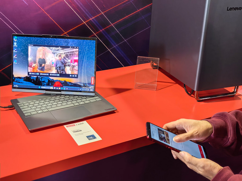 スマートフォンからリモート操作でディスプレイを回すこともできる