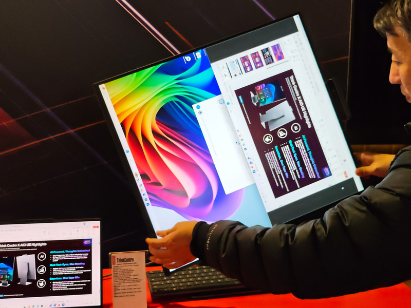 ディスプレイ部だけが回転して横でも利用することができる