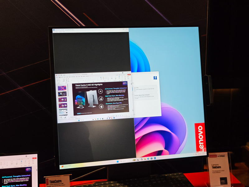 ディスプレイ部だけが回転して横でも利用することができる