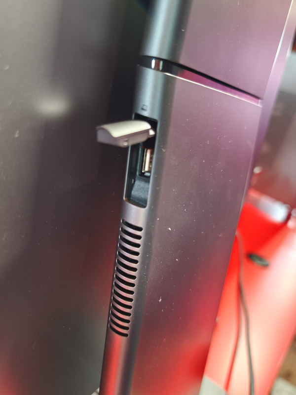 背面と側面にポートがあり、隠しUSBポートがあり、ドングルなどを挿しっぱなしにできる