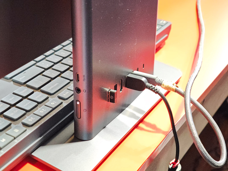 背面と側面にポートがあり、隠しUSBポートがあり、ドングルなどを挿しっぱなしにできる