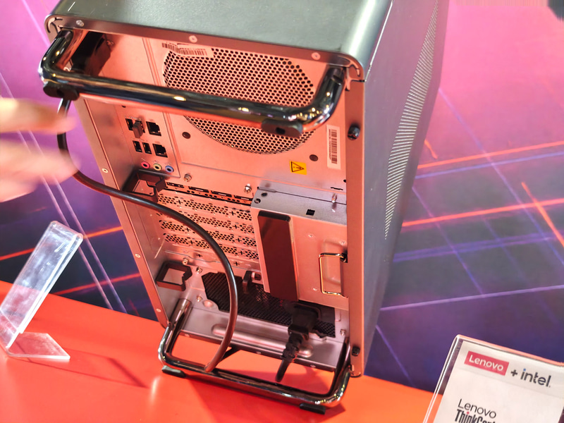 90度回転させたところ。底面に端子などが用意されているデザイン