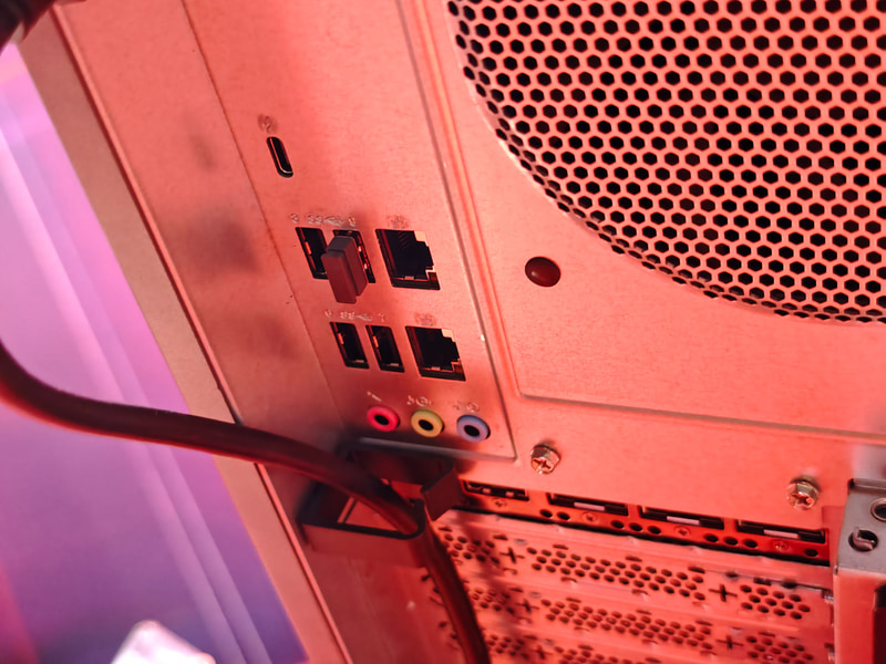 I/Oポート周り、その下に拡張カードのスロットが見える