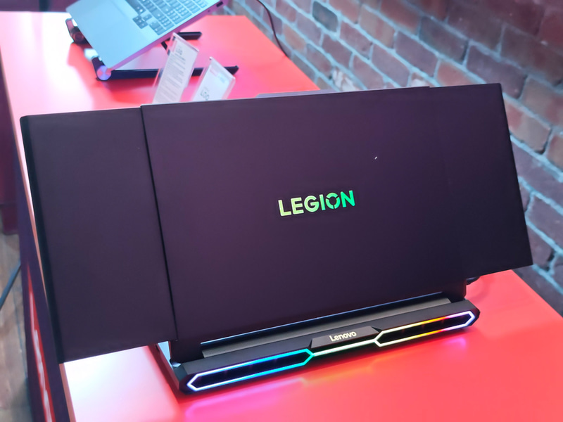 24型に開いた状態を後ろから、左右が開く形状であることがよくわかる