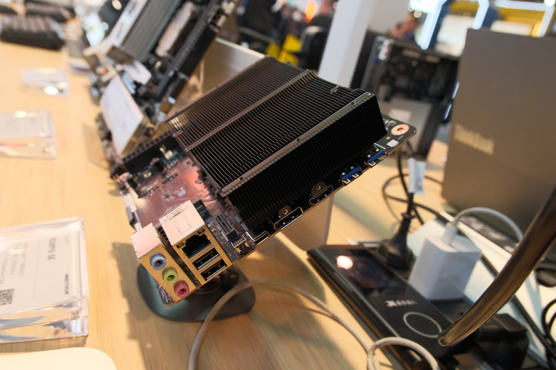 BD895i SE。Ryzen 9 8945HX搭載のMini-ITXマザーボード