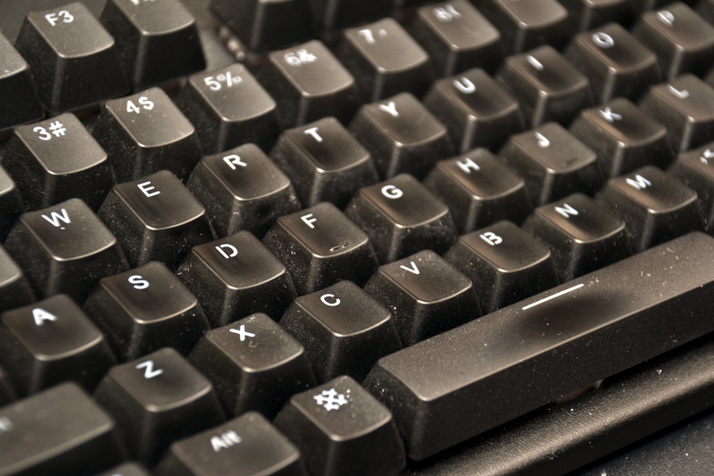 ハードに使うと2年でこうなる(汚れはご容赦を)。耐久性の高さが売りの「REALFORCE」シリーズだけに、がっかり感がとても強い