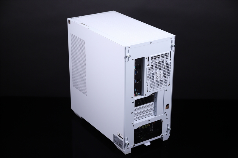 右側面には金属製のサイドパネルを採用。天板には通気口が設けられており、ダストフィルタを装備している