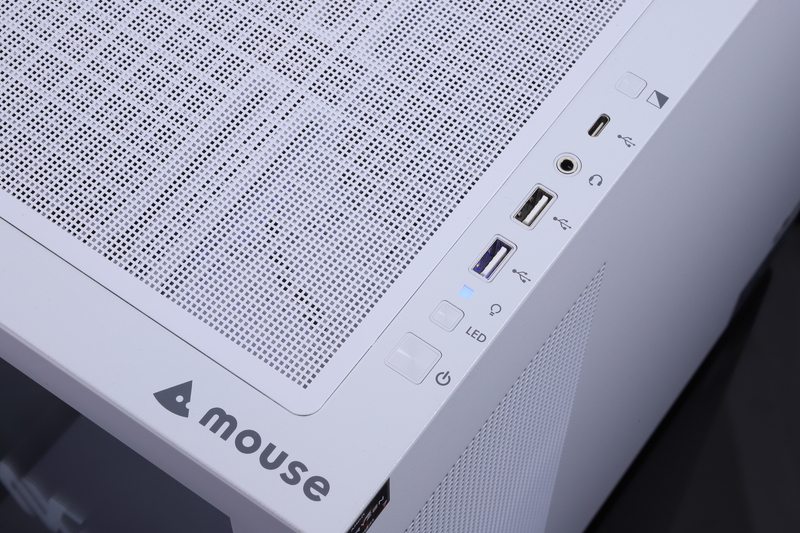 天板の右前方には、クリアシフトモードの切り替えボタンや電源ボタン、LEDボタン、USB 3.2 Gen 1対応のUSBポートなどが配置されている