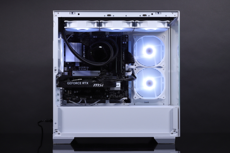 ケース左側面内部。ケースや水冷クーラーが搭載する冷却ファンはRGB LEDを搭載している