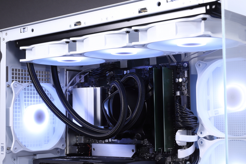 Ryzen 7 5700X冷却用の一体型水冷クーラー。360mmラジエータにARGBファンを3基搭載している